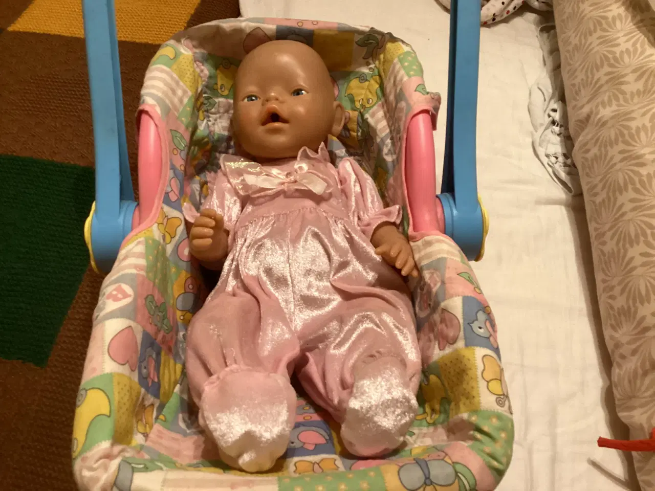 Billede 1 - Baby Born dukke med bærestol