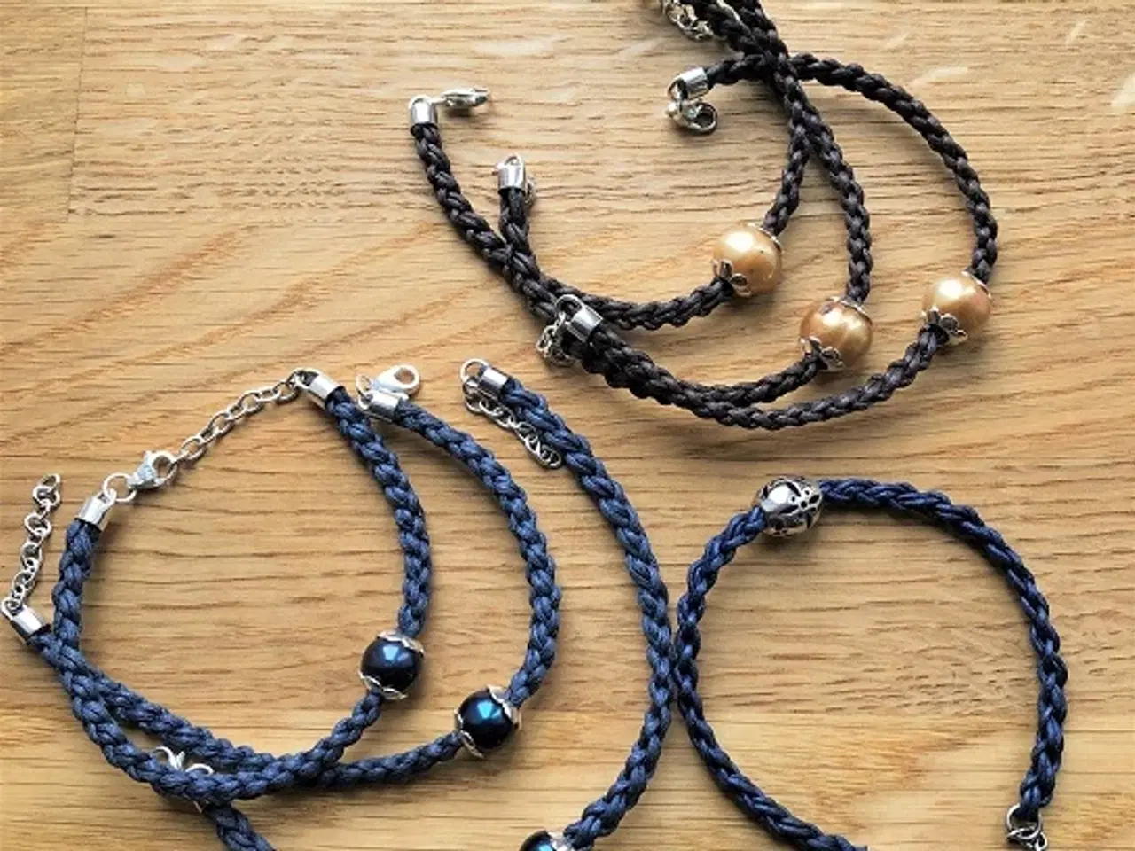 Billede 2 - Flettede armbånd med perler - blå eller brun