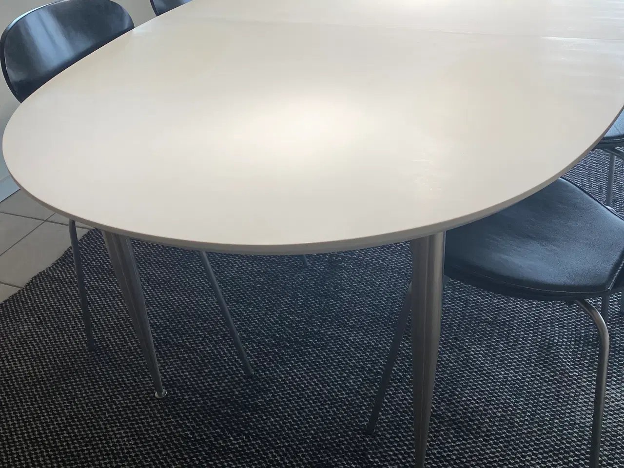 Billede 2 - Hvidt ovalt spisebord i corion 180x120 og 4 stole