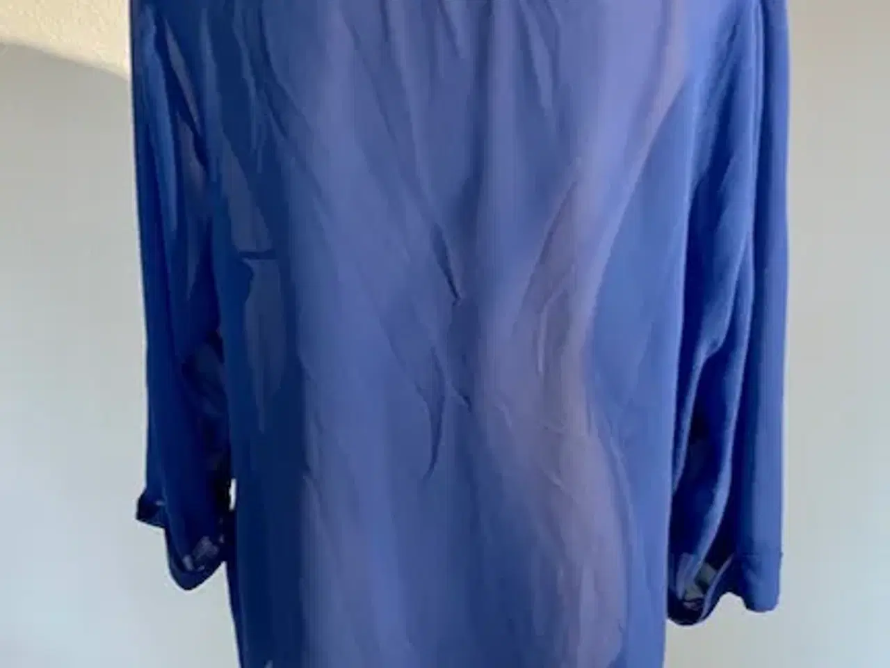 Billede 2 - NEDSAT Transparent blå bluse fra Asos, str. 46