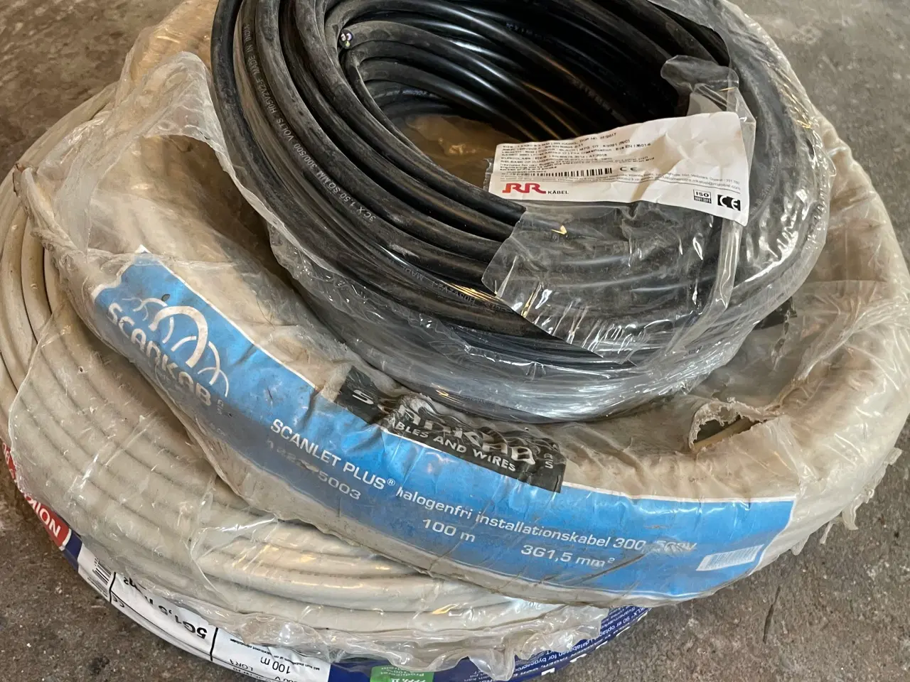 Billede 1 - Kabler, annoncen og pris er for alle tre stk.