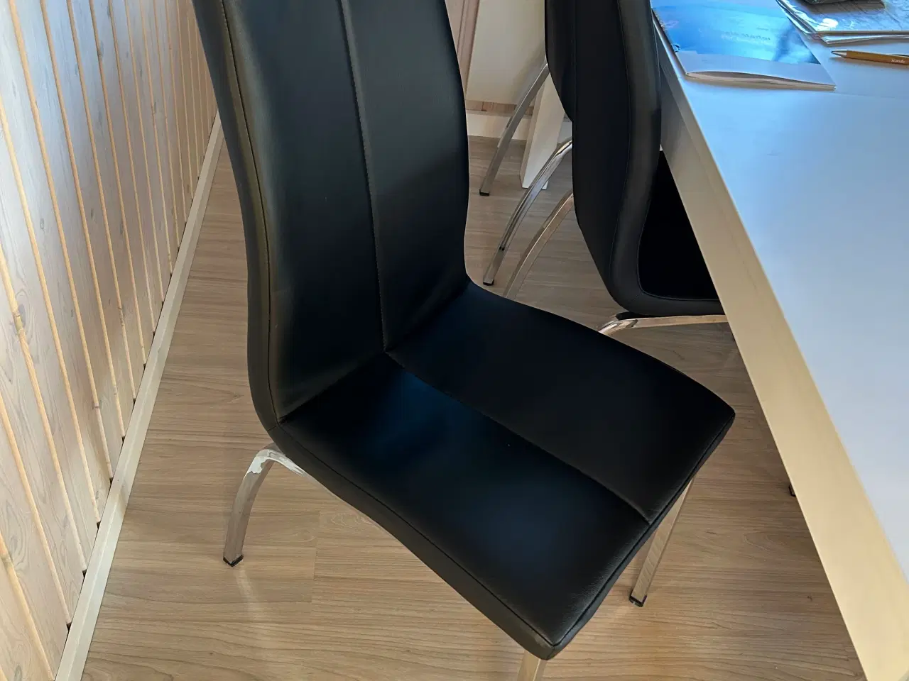 Billede 1 - Spisebordsstole sort “læderlook”