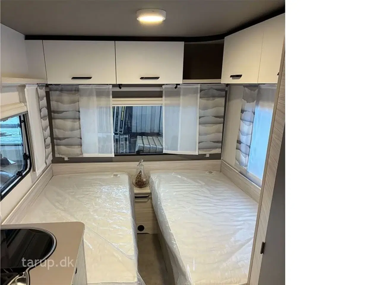 Billede 14 - 2026 - Dethleffs C'joy 460 LE   Enkeltsenge med udtræk til dobbeltseng, endesiddegruppe, varmt vand, blæservarme, spildevandstank,  kompressorkøleskab
