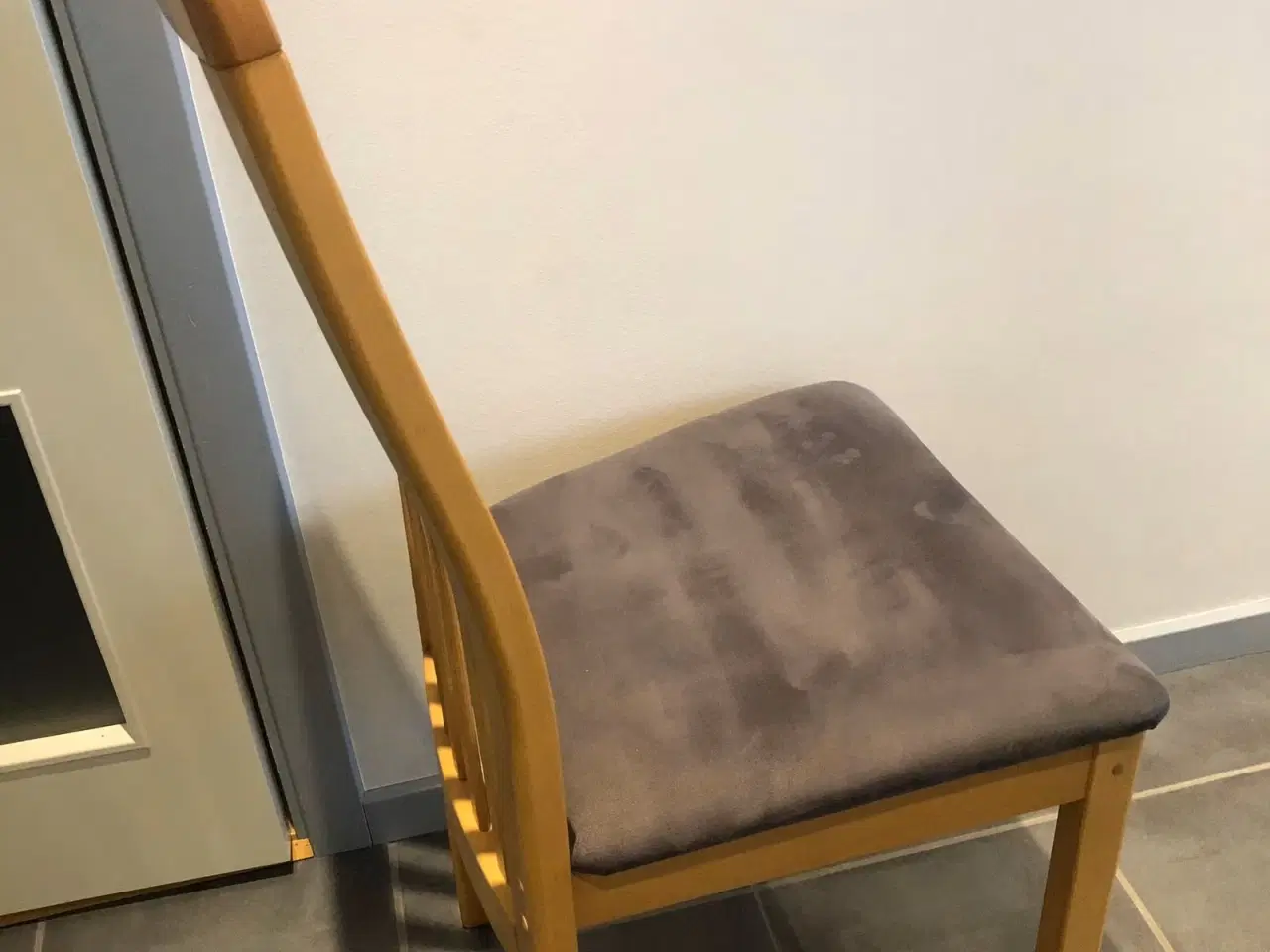 Billede 5 - Spisebord i massiv lakeret bøg med 4 stole