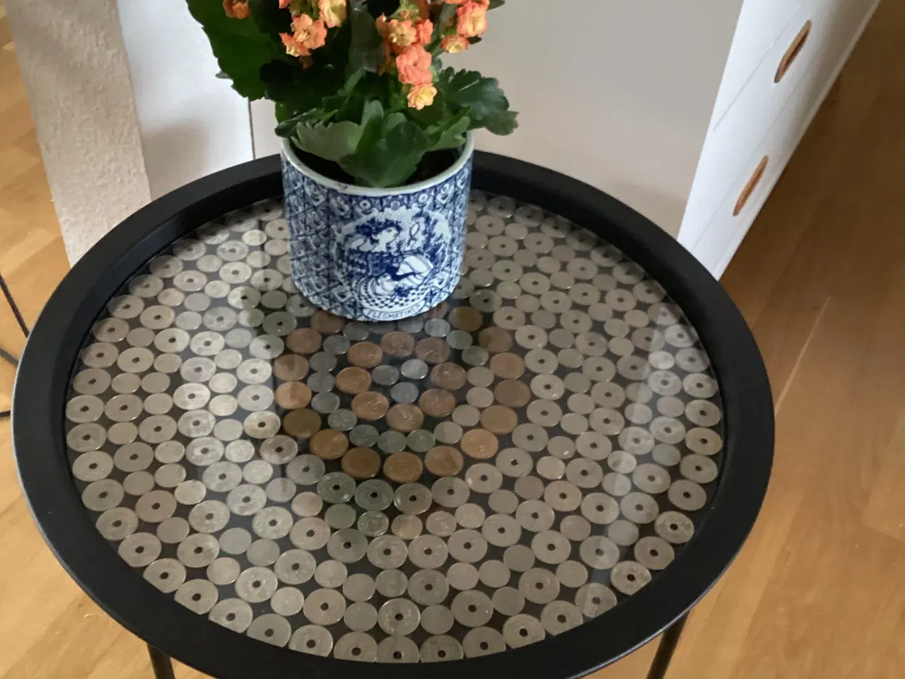 Billede 3 - Bakkebord med mønter.