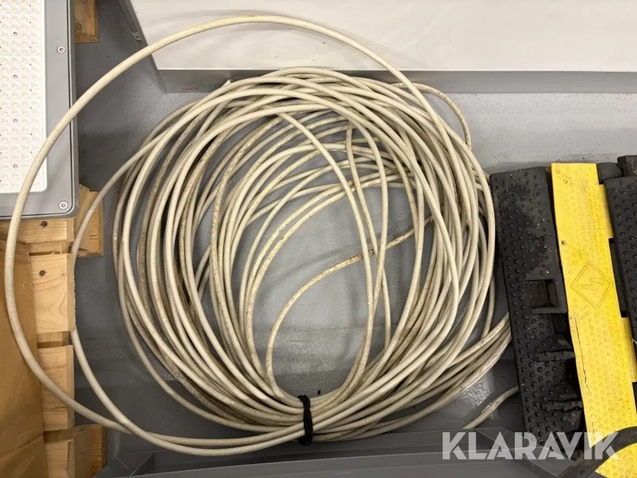 Billede 8 - Overkørsler, kabler og led lampe