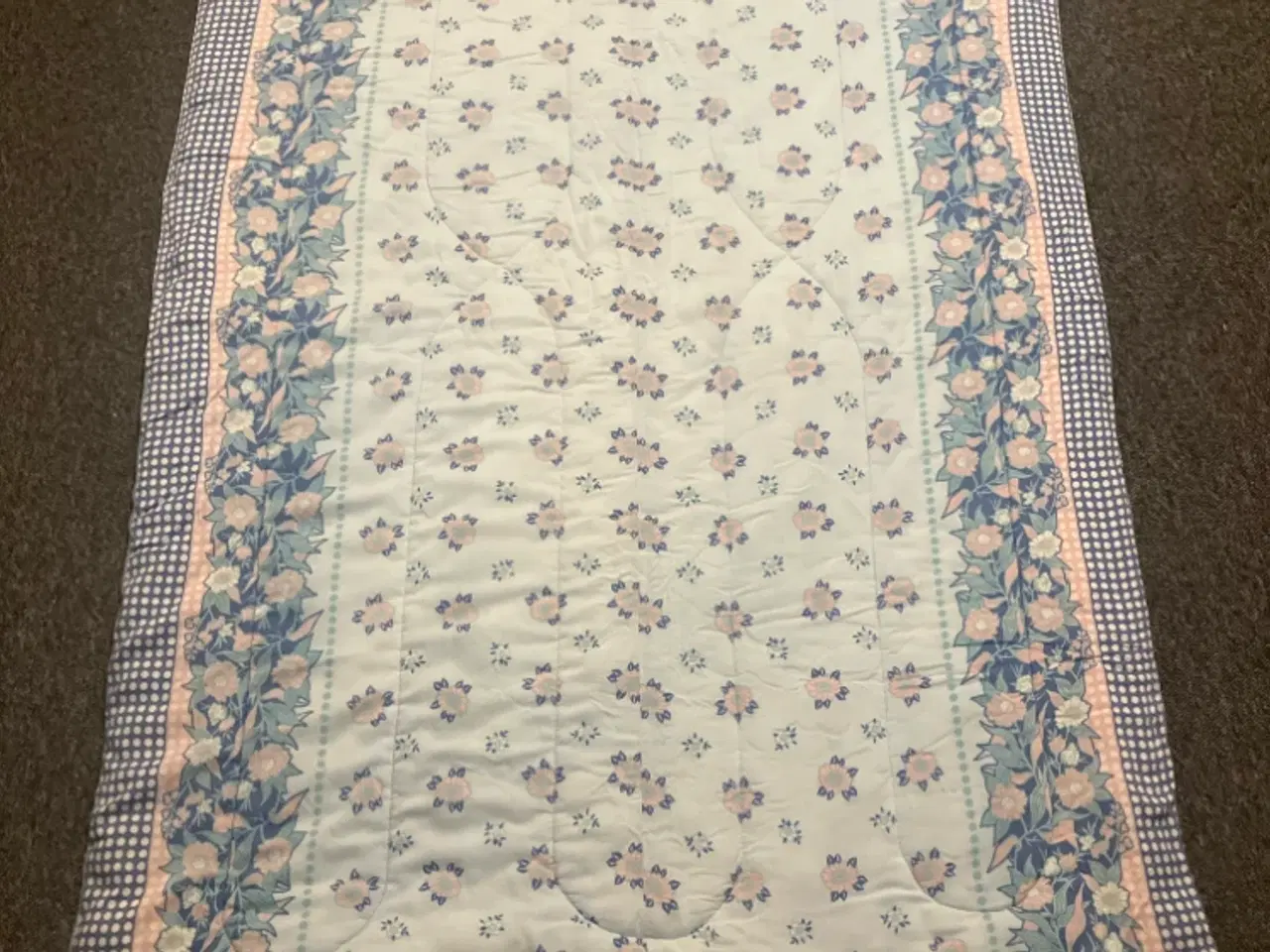 Billede 1 - Skønt retro vattæppe 