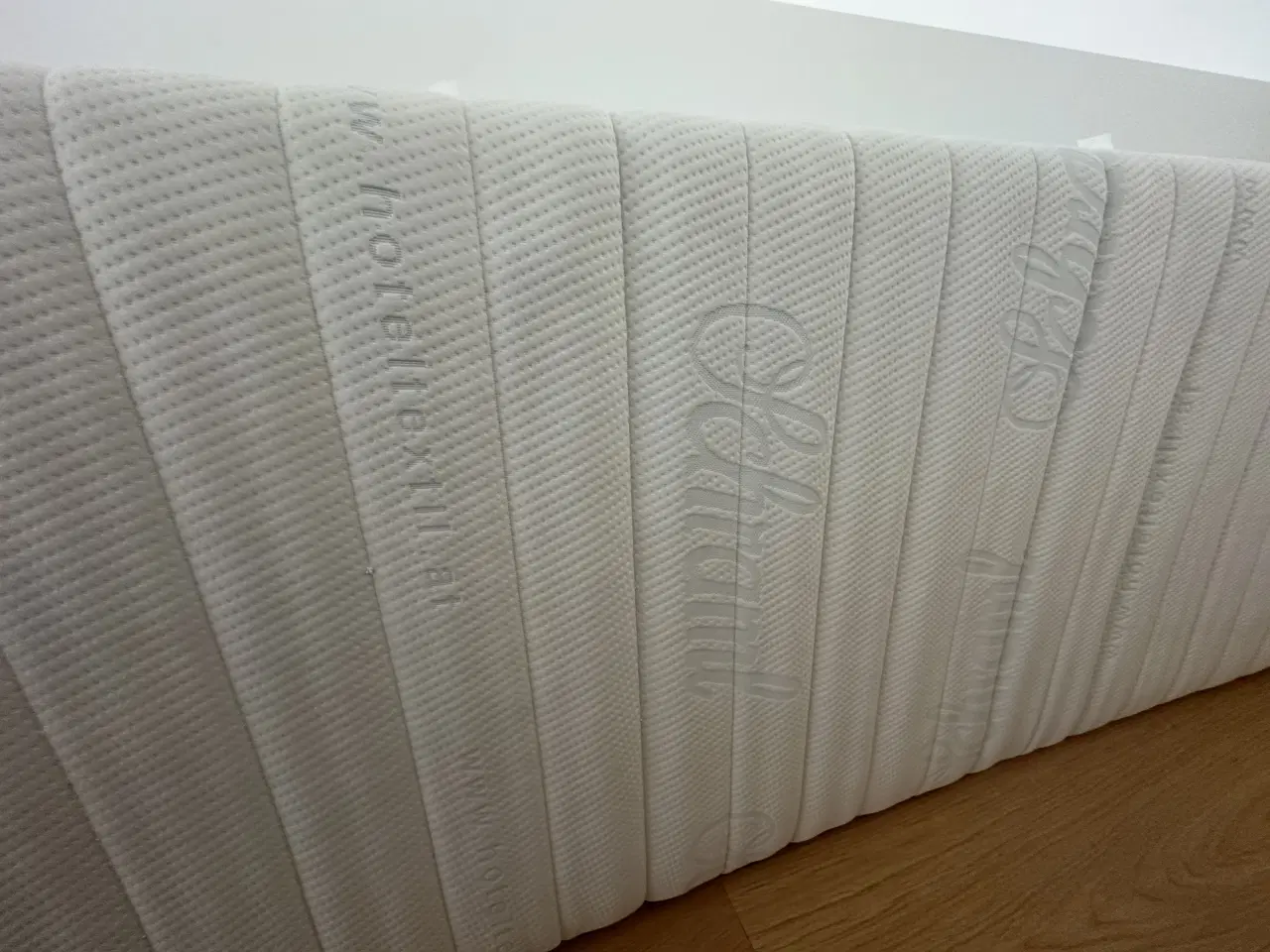 Billede 2 - 2 meget velholdte hårdskummadrasser