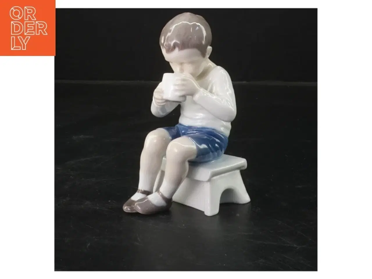 Billede 1 - Porcelænsfigur af barn på skammel fra B&G (str. 13x6 cm)