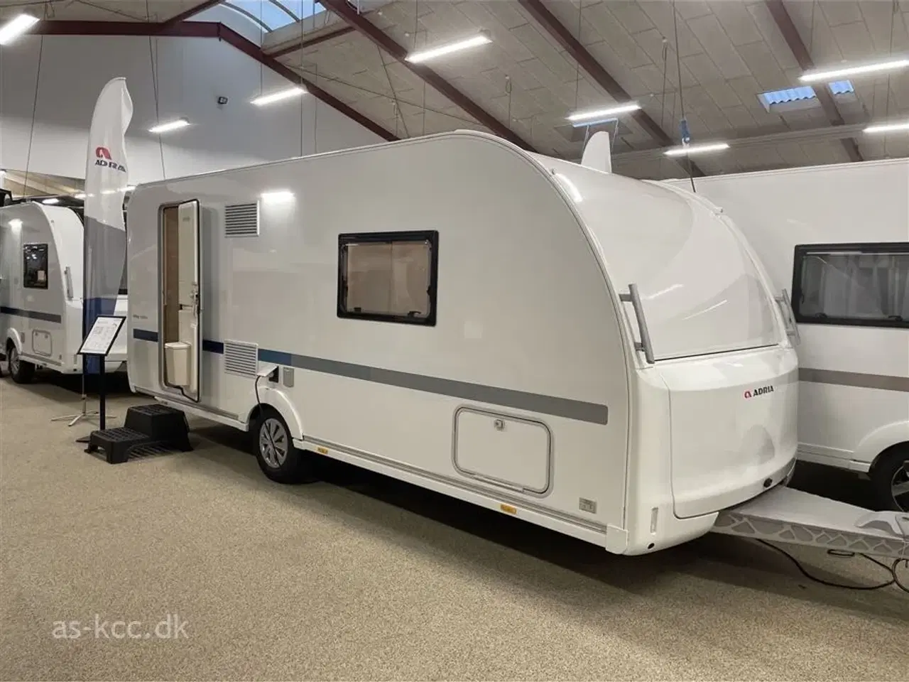 Billede 9 - 2026 - Adria Altea 542 PH   Adria Altea 542 PH Årg. 2026 4 sovepladser, 4 siddepladser. kan vejes ned til 1350 KG Lader+batteriboks+udvendig stik kr. 1.649,- lagt i prisen