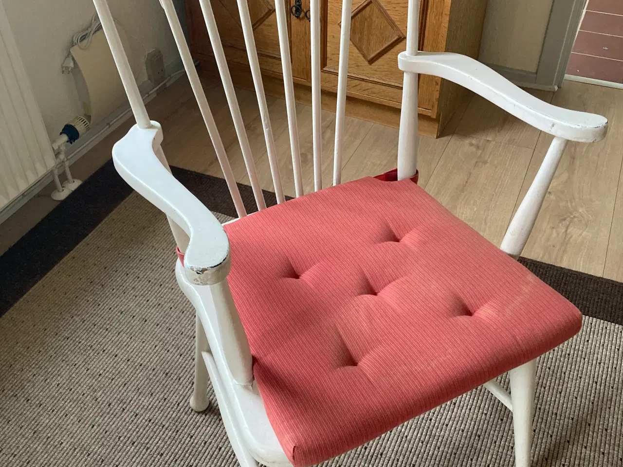 Billede 14 - Hvid træstol med armlæn