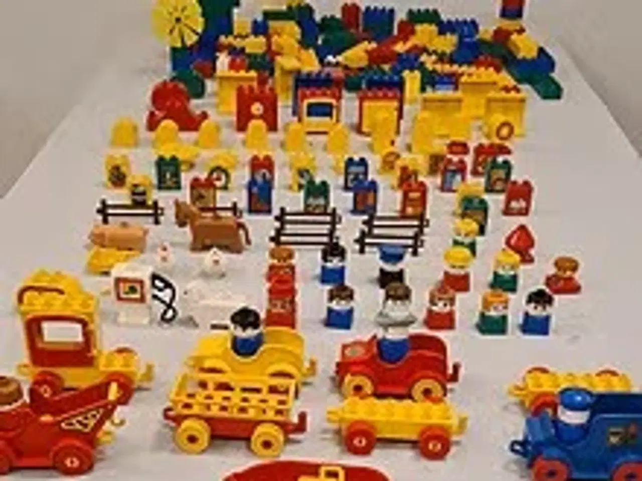 Billede 1 - LEGO DUPLO byggesæt med tog og figurer