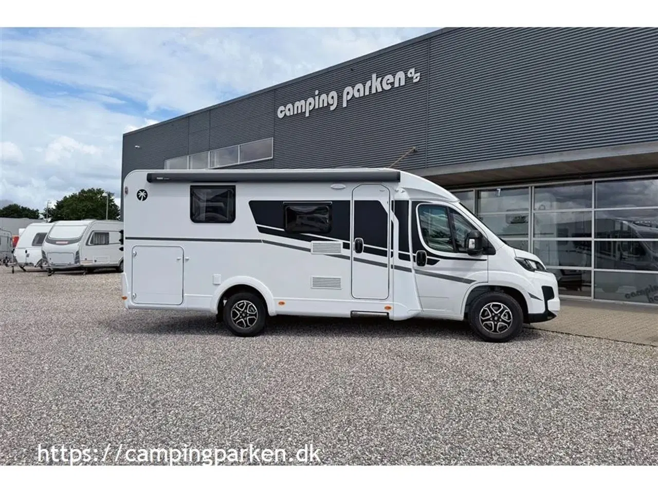 Billede 1 - 2025 - SunLight VAN V69 Adventure Edition   Sunlights populære smalle Van - med queens bed, automatgear, markise og cykelholder