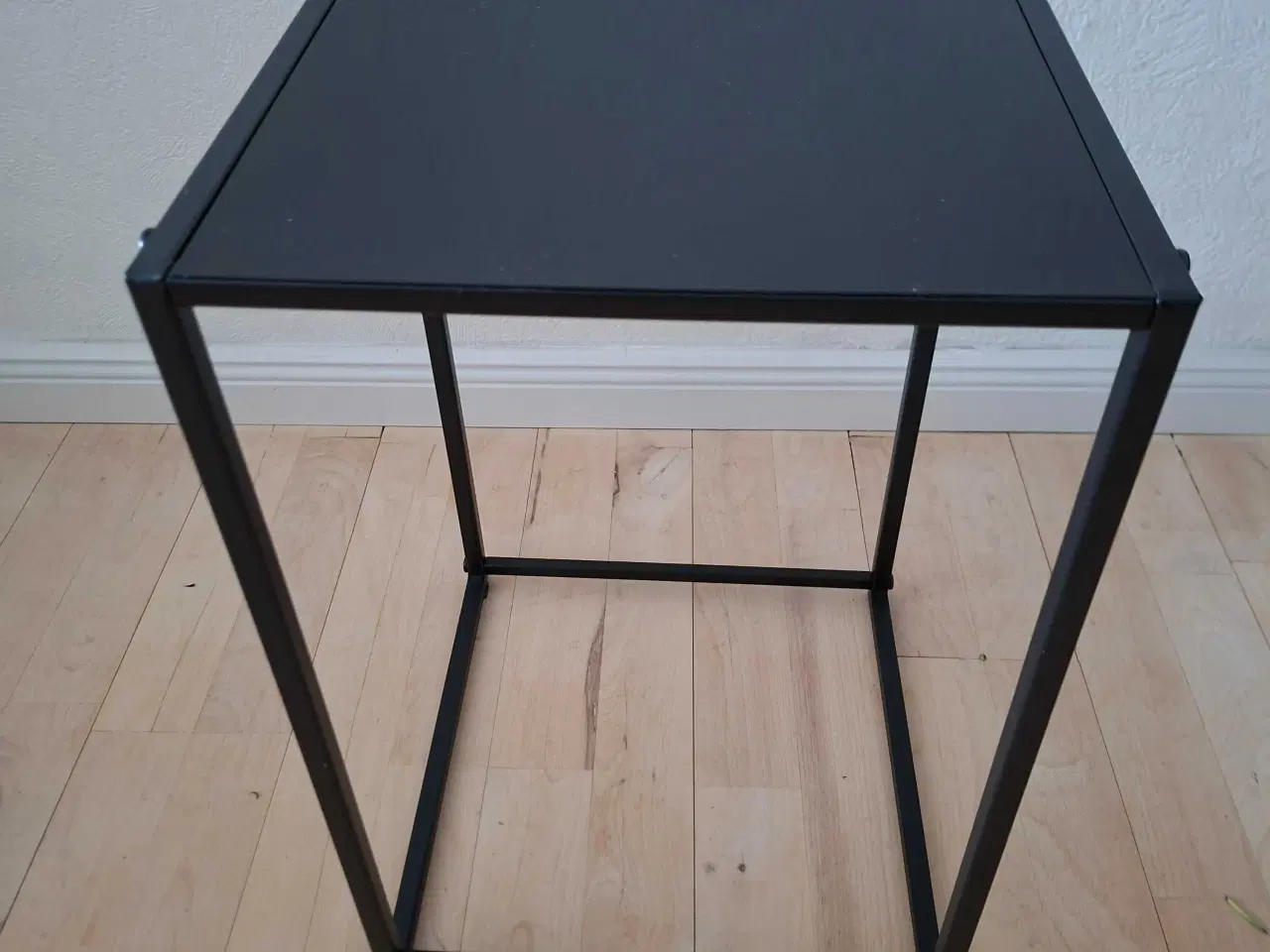 Billede 1 - Indskudsborde i sort metal