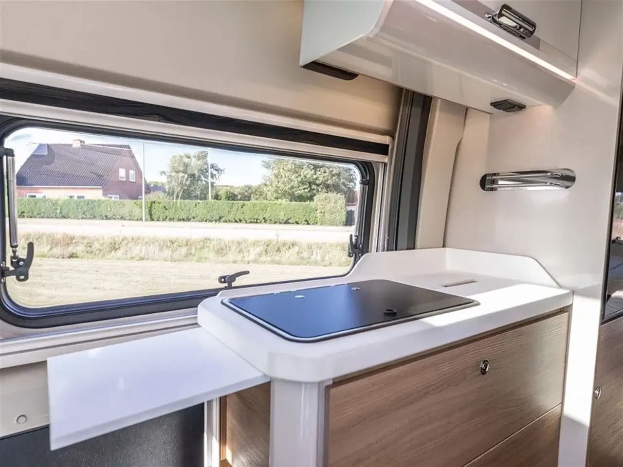 Billede 12 - 2020 - McLouis Menfys Van 04 Prestige Van med langsgående senge og fyldt med udstyr