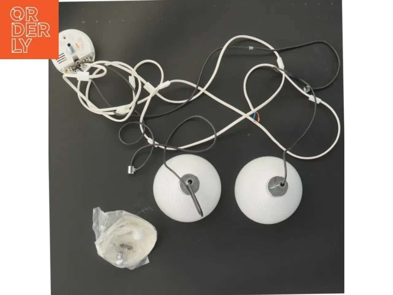 Billede 1 - Herstal to hvide pendellamper (str. Ø 13,5x10,5 cm)