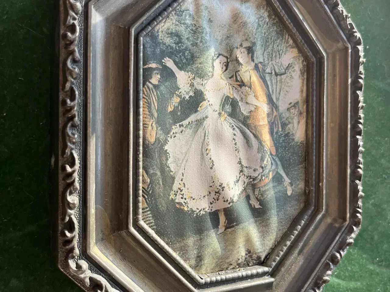 Billede 1 - 2 mindre ældre stof/silketryk i messing rammer