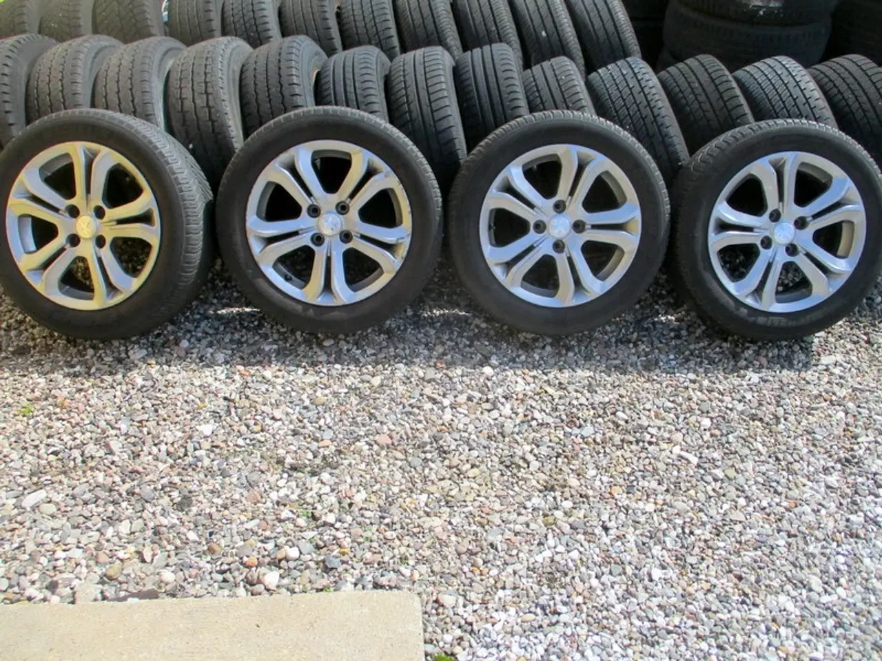 Billede 1 - 16" Peugeot 4X108 ET23 195/55/16" helårsdæk