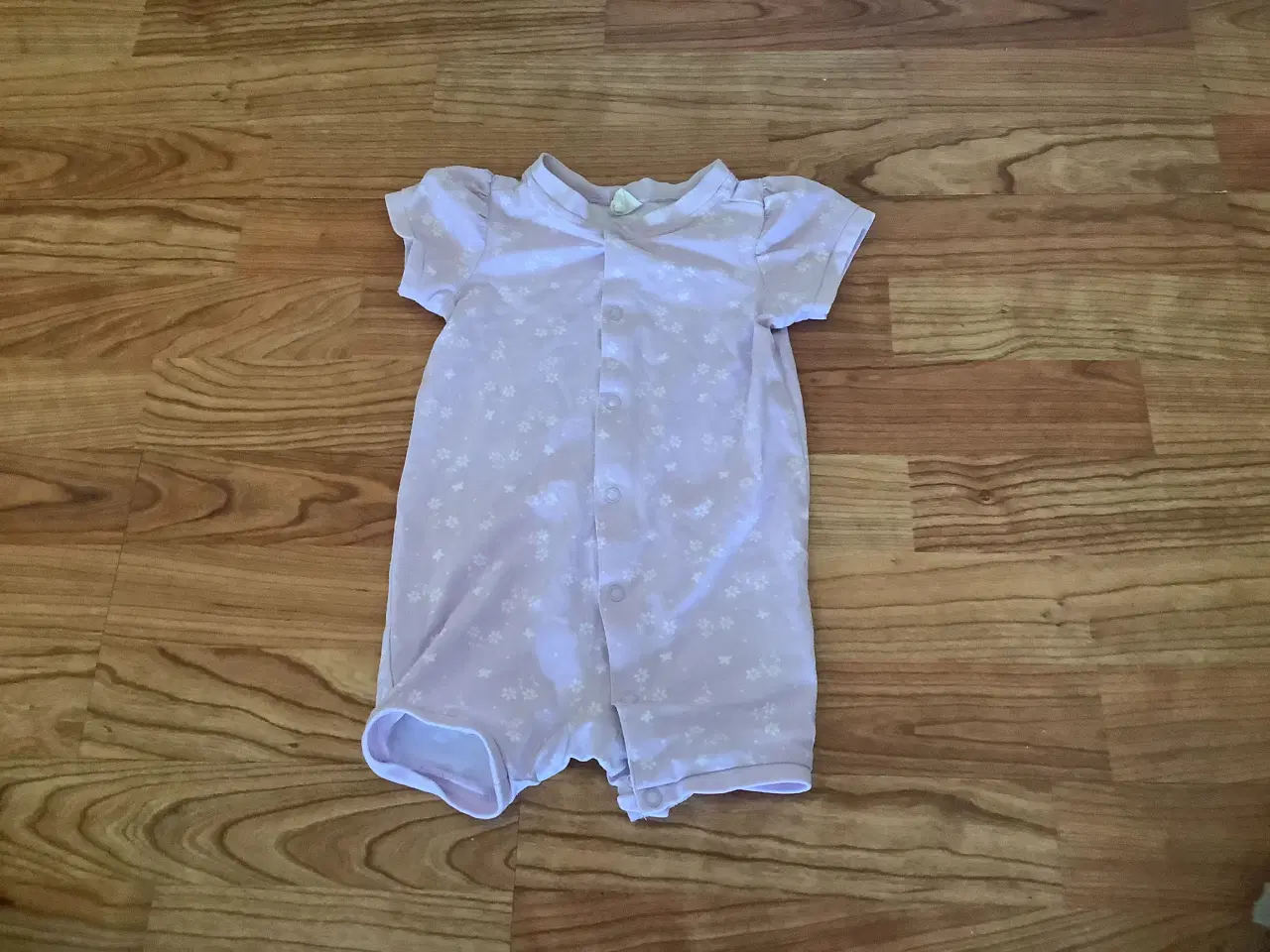 Billede 3 - Så sød lyslilla sommerdragt str 68