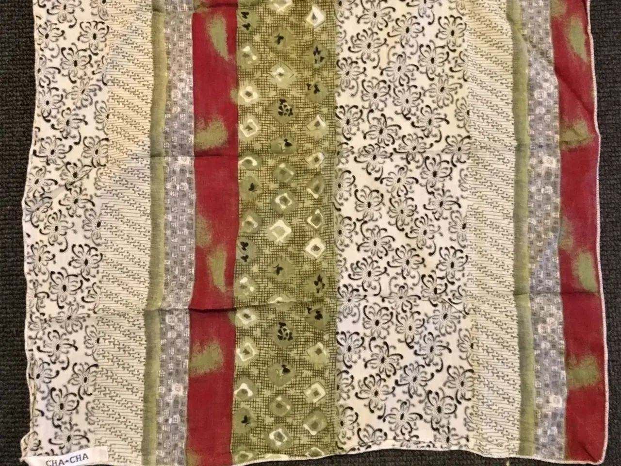 Billede 1 - Tørklæde - Mærke: CHA-CHA str. 53 x 55 cm