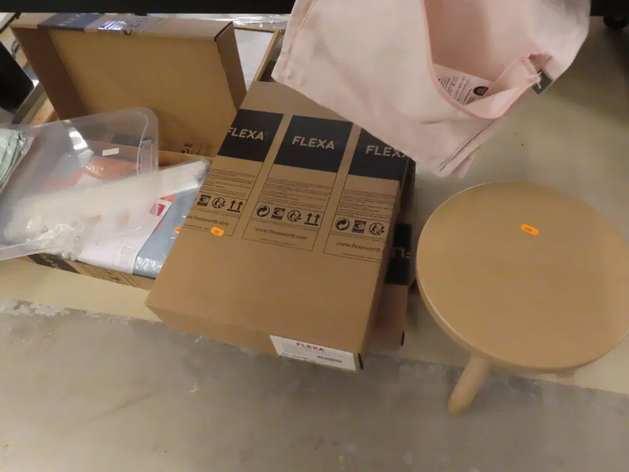 Billede 6 - Blandet lot med alt på og under bordet (bord medfølger ikke)