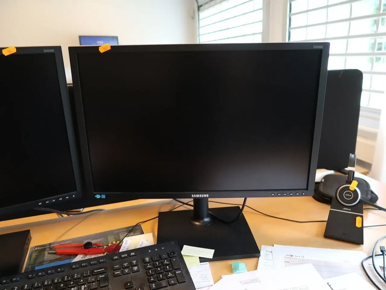Billede 3 - 2 stk. computerskærme SAMSUNG S24E650 med tastatur og mus