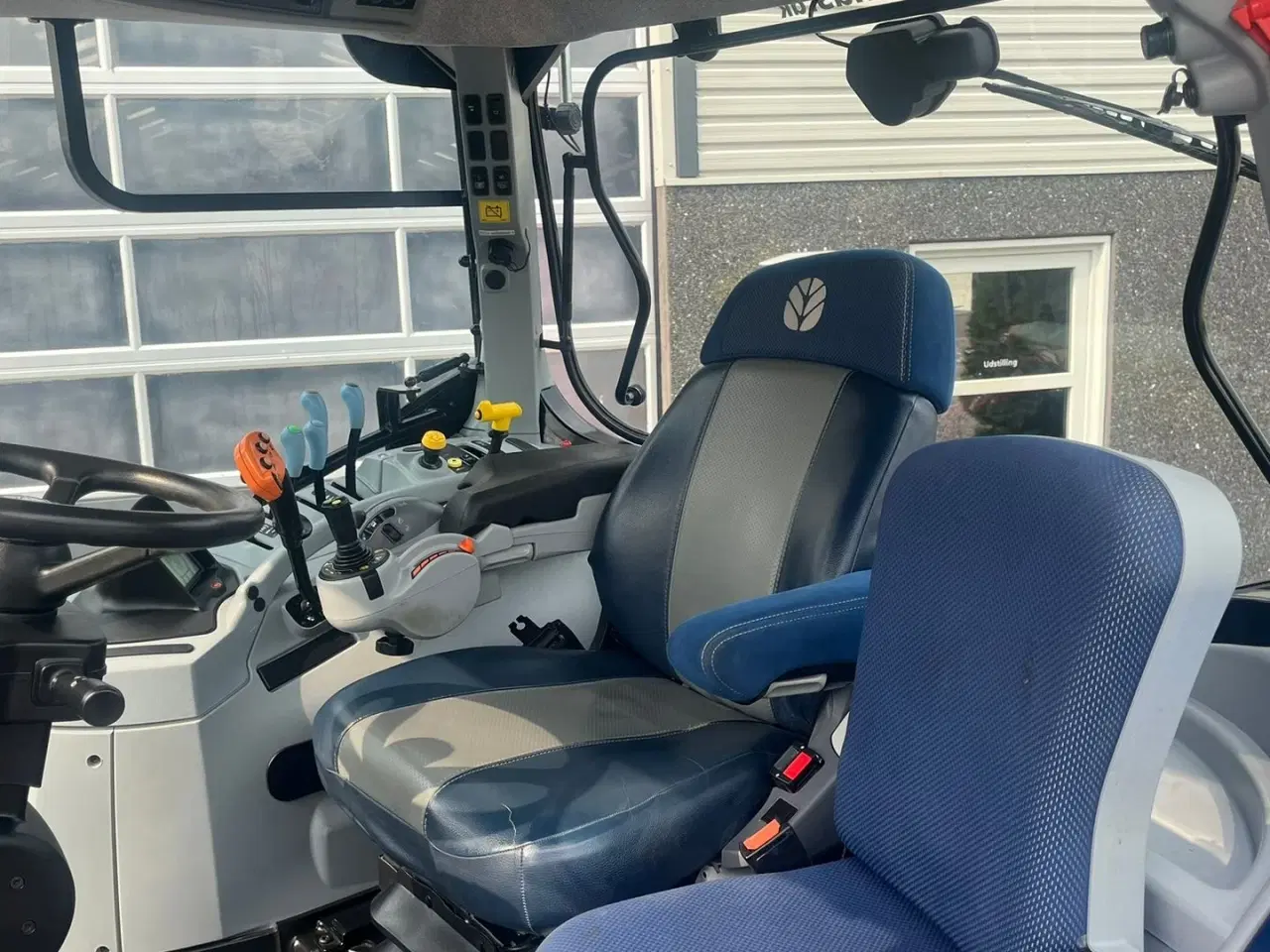 Billede 6 - New Holland T7.175 RangeCommand med frontlift. Meget velholdt gård traktor.