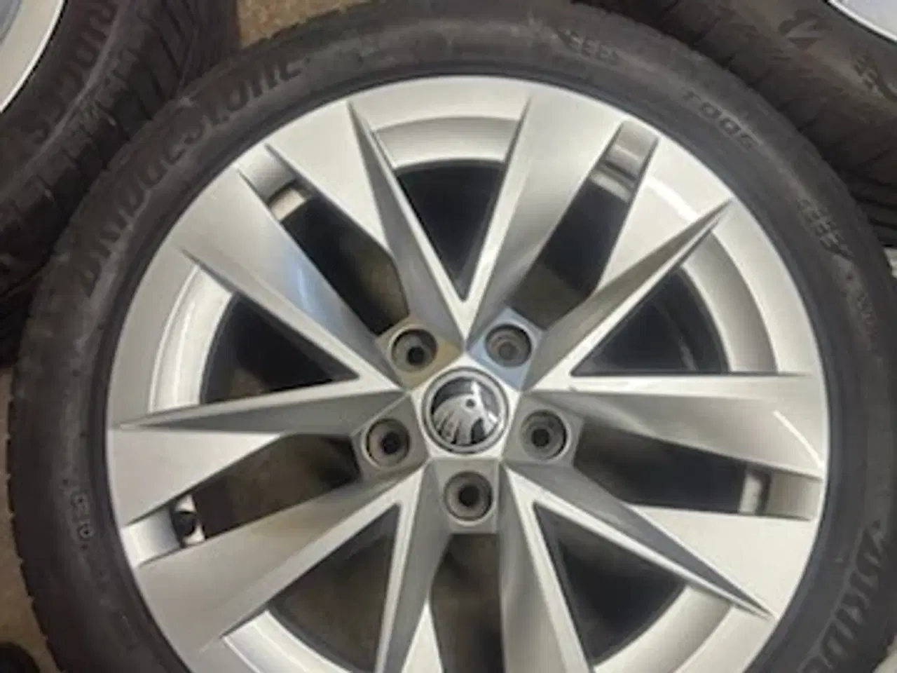 Billede 2 - Originale Skoda Alufælger 17" med Bridgestone somm