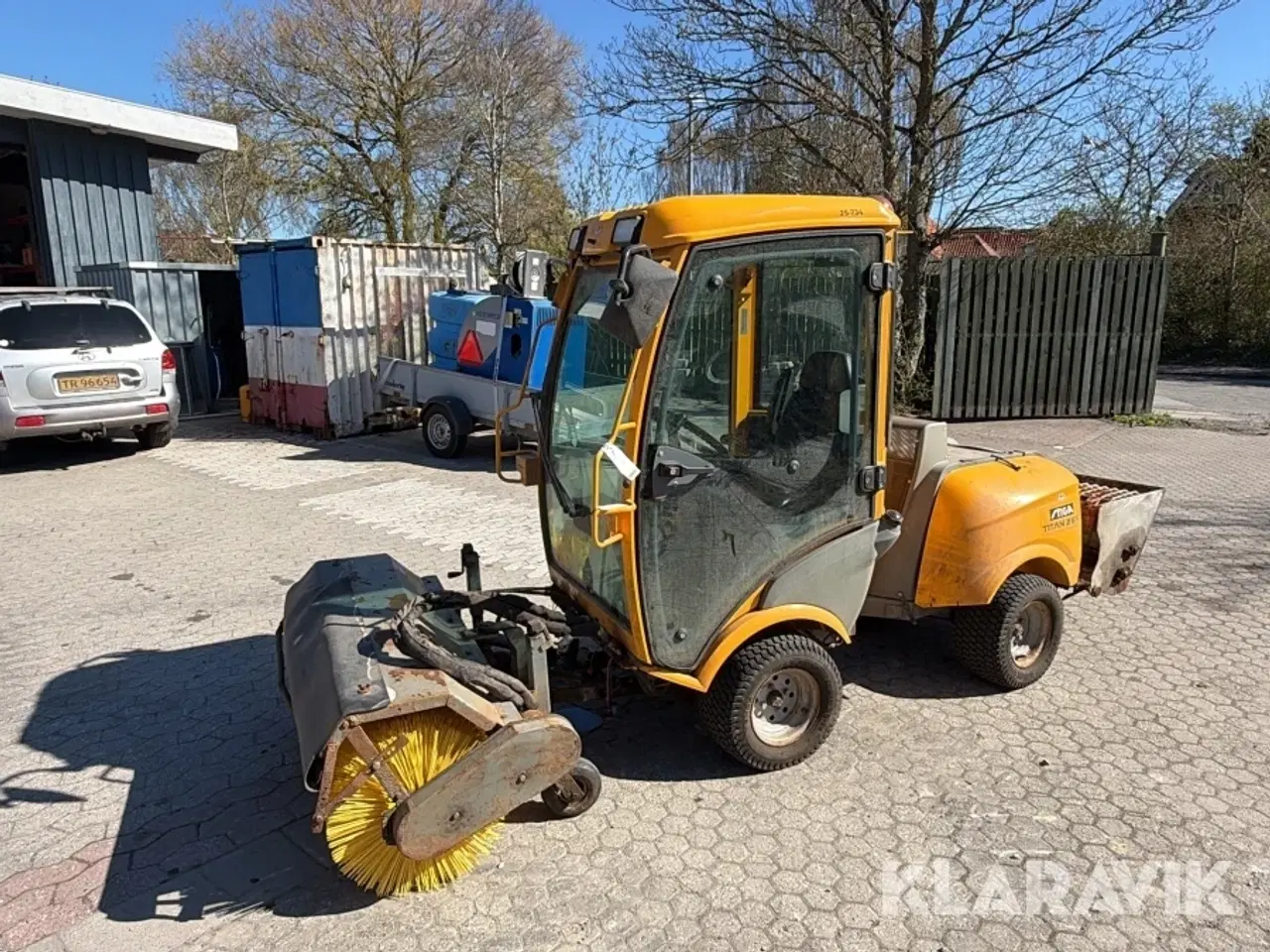 Billede 2 - Redskabsbærer Stiga Titan 26H med kost saltudlægger og klippebord