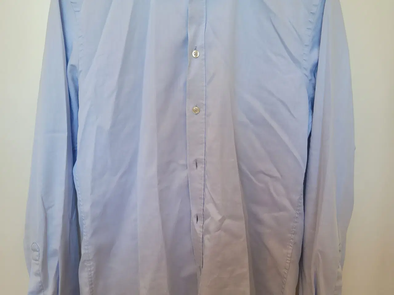 Billede 2 - Fin, lyseblå skjorte fra mærket Bertoni.