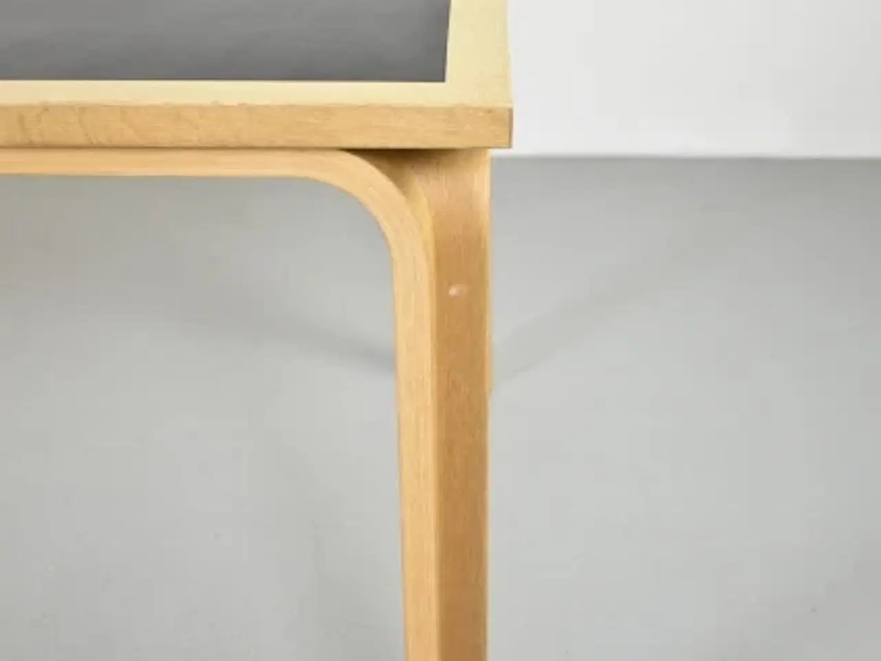 Billede 10 - Magnus olesen konferencebord med sort plade, kant og ben i bøg, 180 cm.
