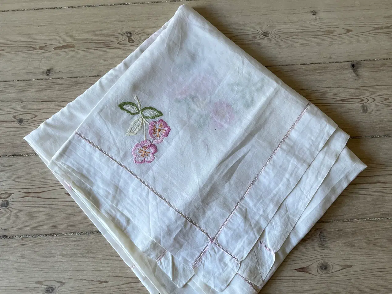 Billede 6 - Dug med broderi