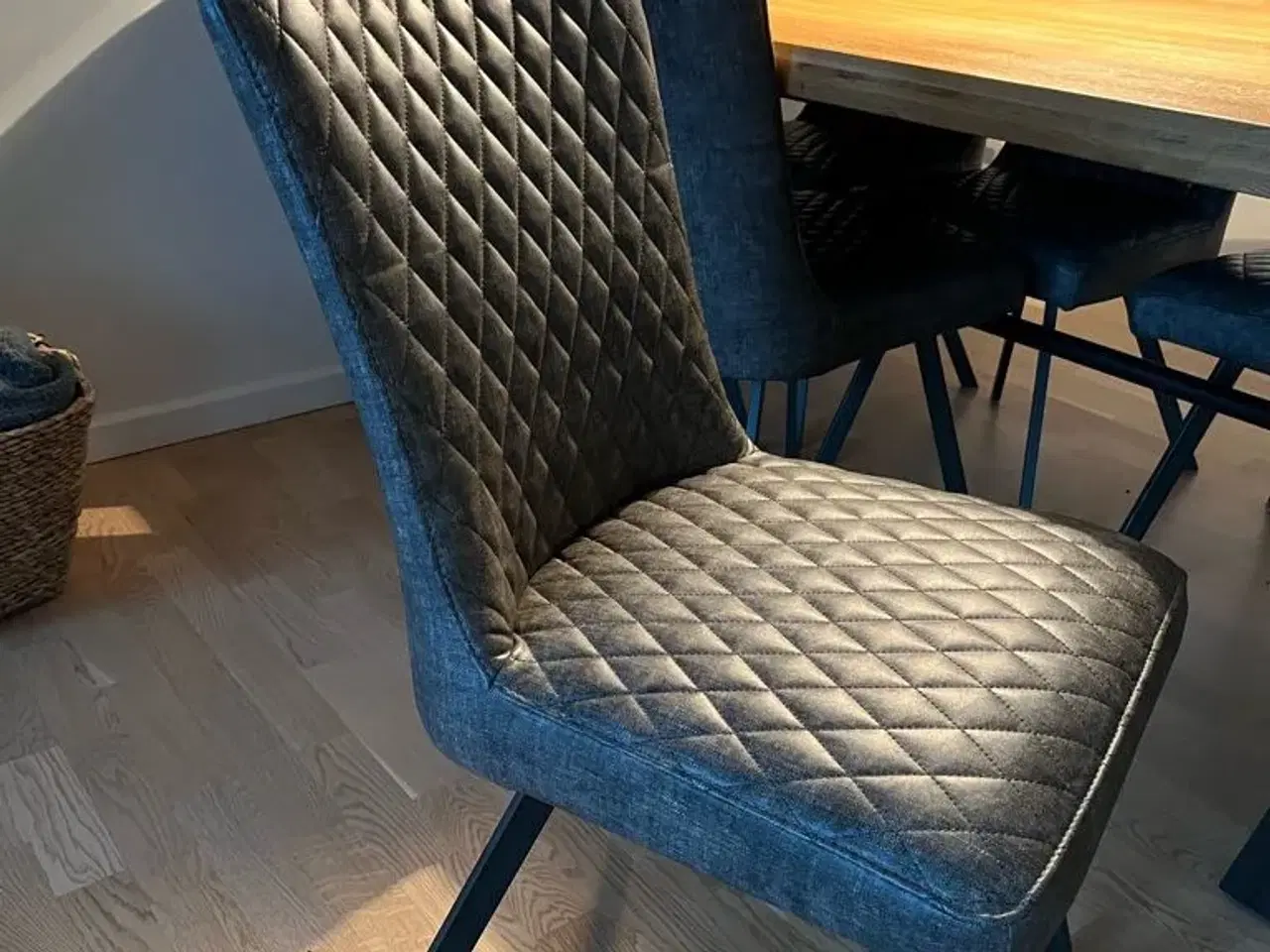 Billede 3 - Solidt spisebord  med 6 stole
