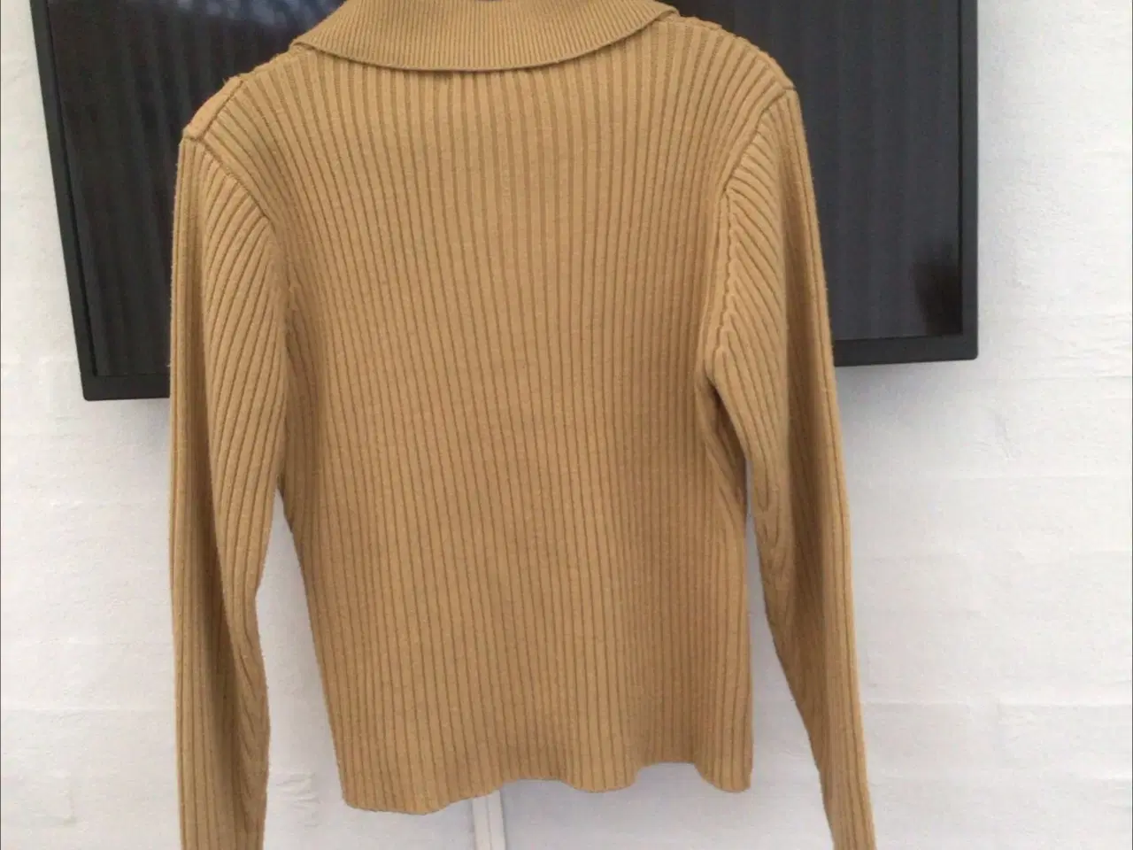 Billede 2 - Trøj med ruskind foran str.40