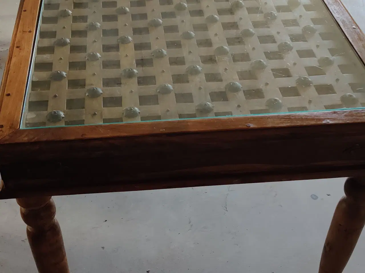 Billede 2 - Gammel spisebord med glas plade