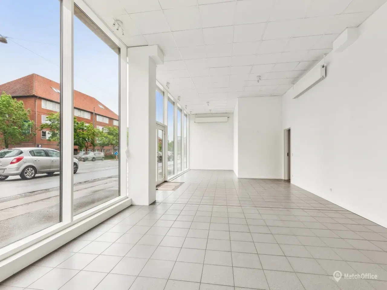 Billede 5 - 112 m² lyst butikslokale med stor eksponering og brede facadevinduer.