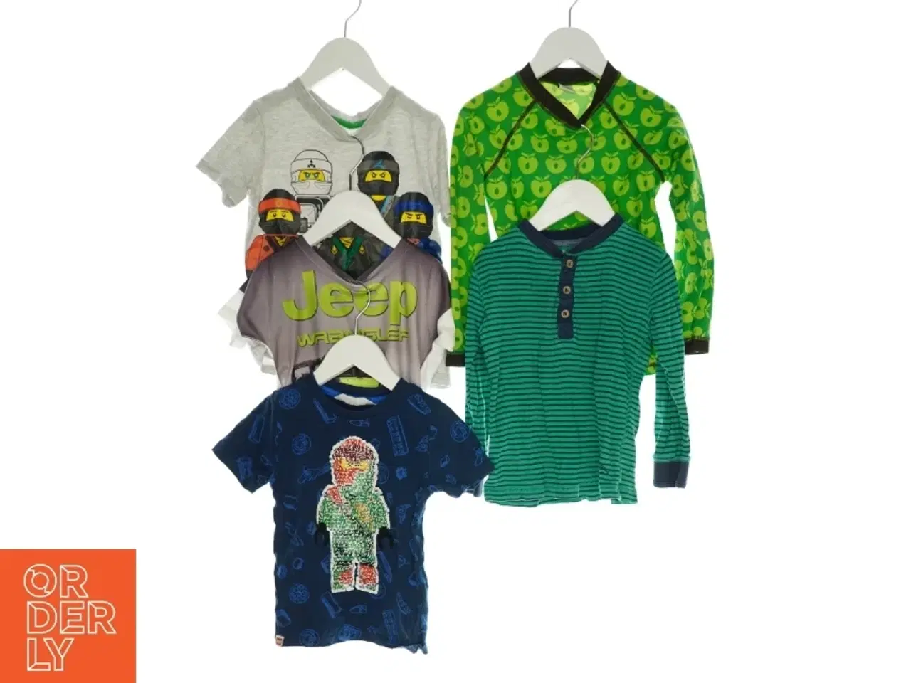 Billede 1 - 3 t-shirts og 2 bluser (Str. 98/104)