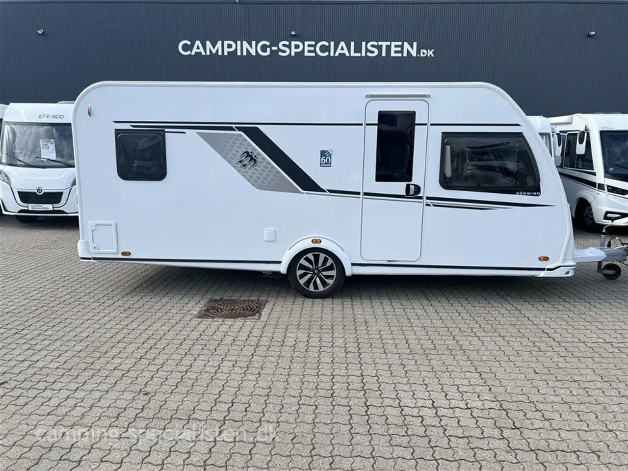 Billede 1 - 2023 - Knaus Südwind 500 UF "60 Years Celebration"   Knaus Südwind 500 UF 60-Years 2023 - Se den nu hos Camping-Specialisten.dk
