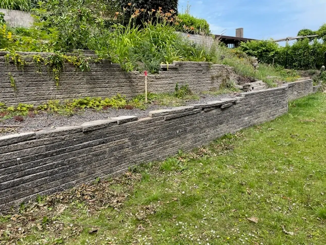Billede 1 - Belægningssten til støttevæg bortgives