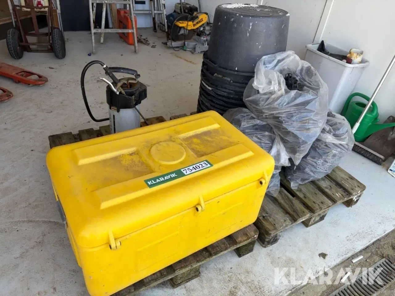 Billede 1 - Blandet lot 14 murebaljer, sprøjte, opklodsning til jernarmering og kasse