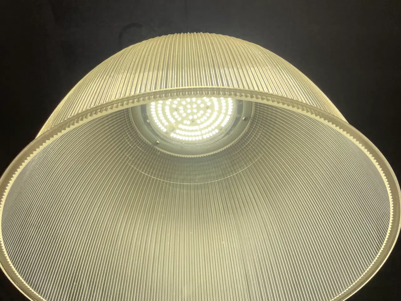 Billede 2 - Loftlampe i klar plast med ribbet mønster