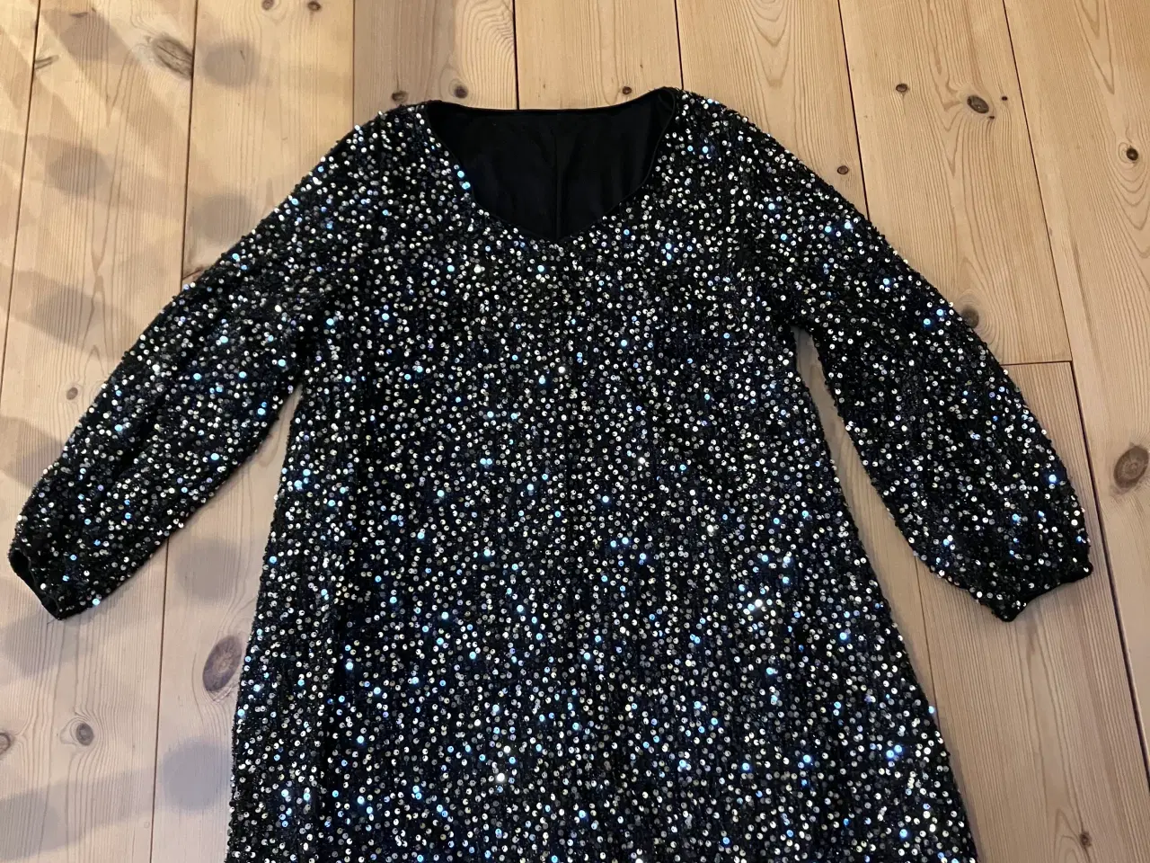 Billede 1 - Sort kjole med pailletter