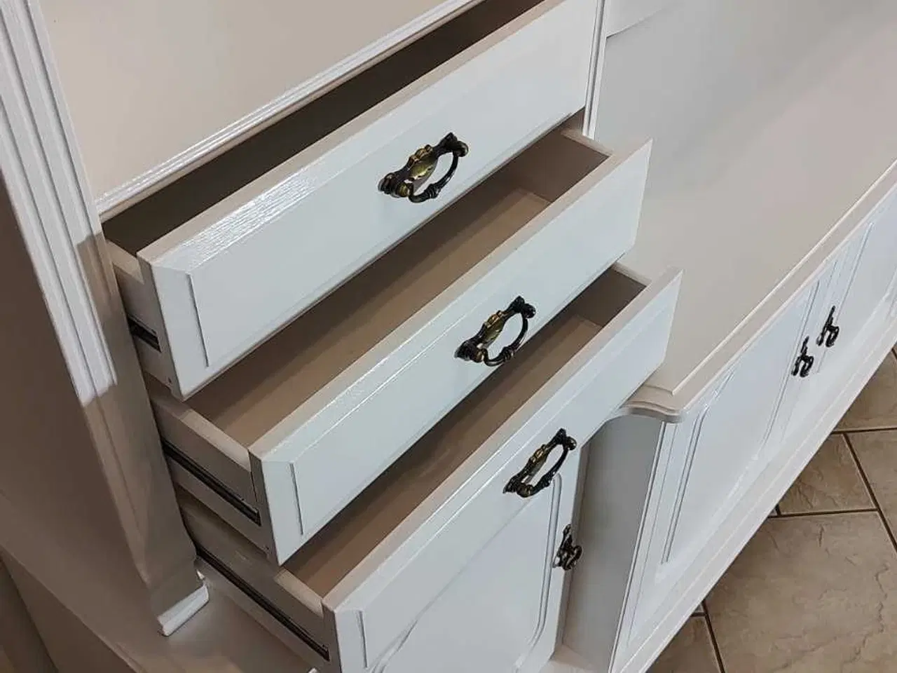 Billede 6 - Ny malet vitrineskab 