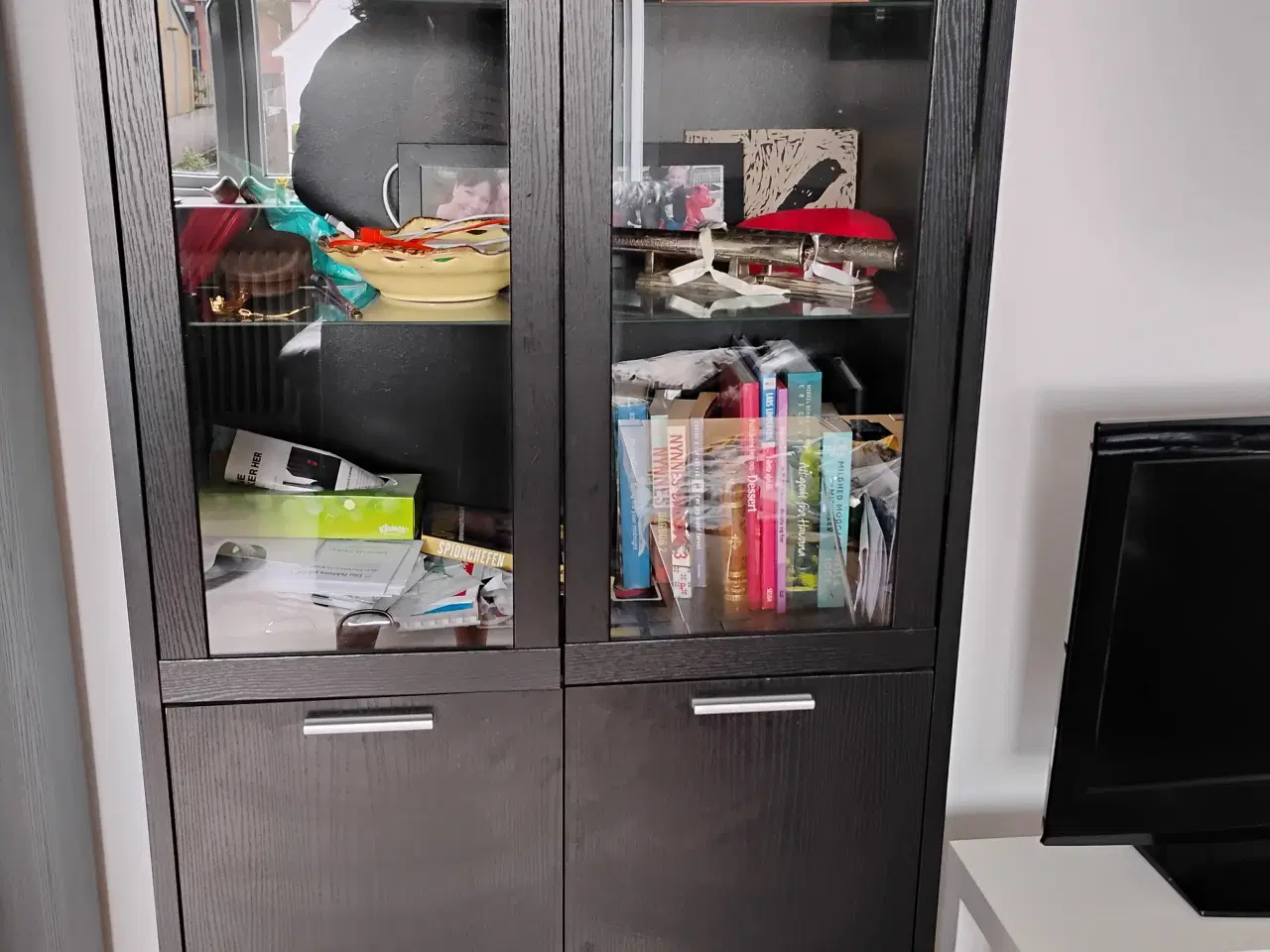 Billede 2 - Flotte sorte skabe. 