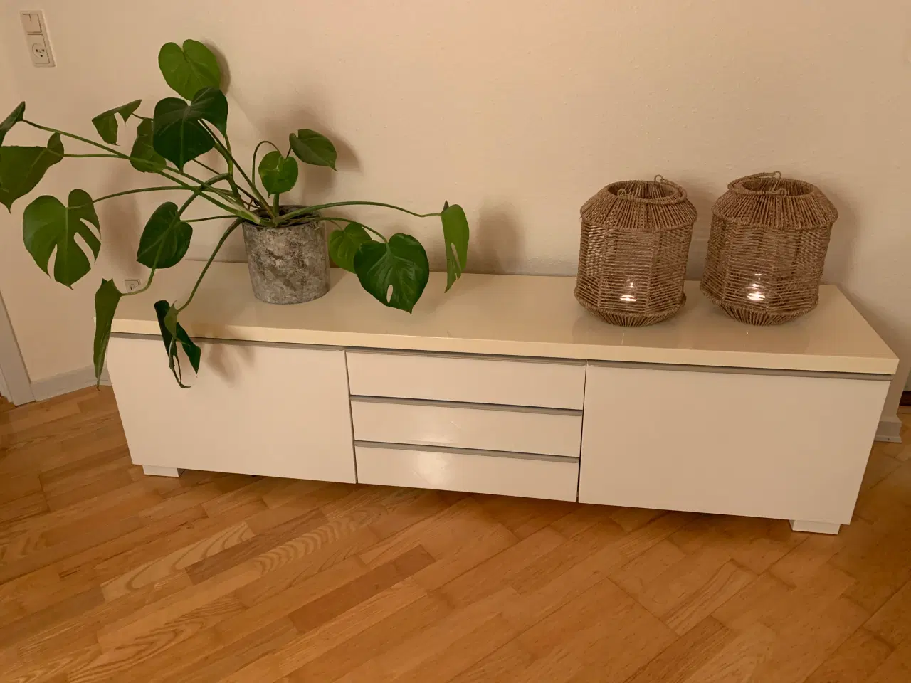 Billede 1 - Ikea TV-bord model BESTÅ BURS, hvid