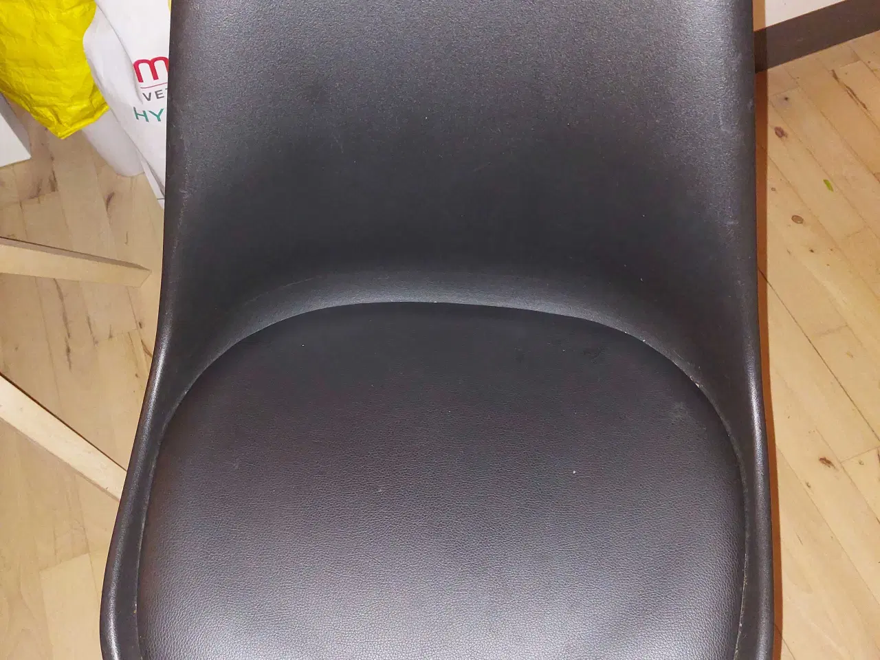 Billede 4 - Spisebord m/ 2 plader og 5 sorte stole