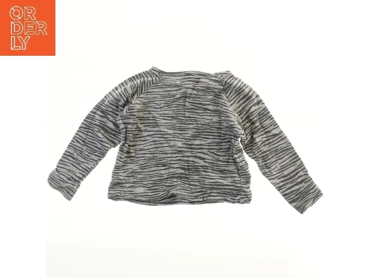 Billede 2 - Langærmet bluse med bogstav fra Milk Copenhagen (str. 122)