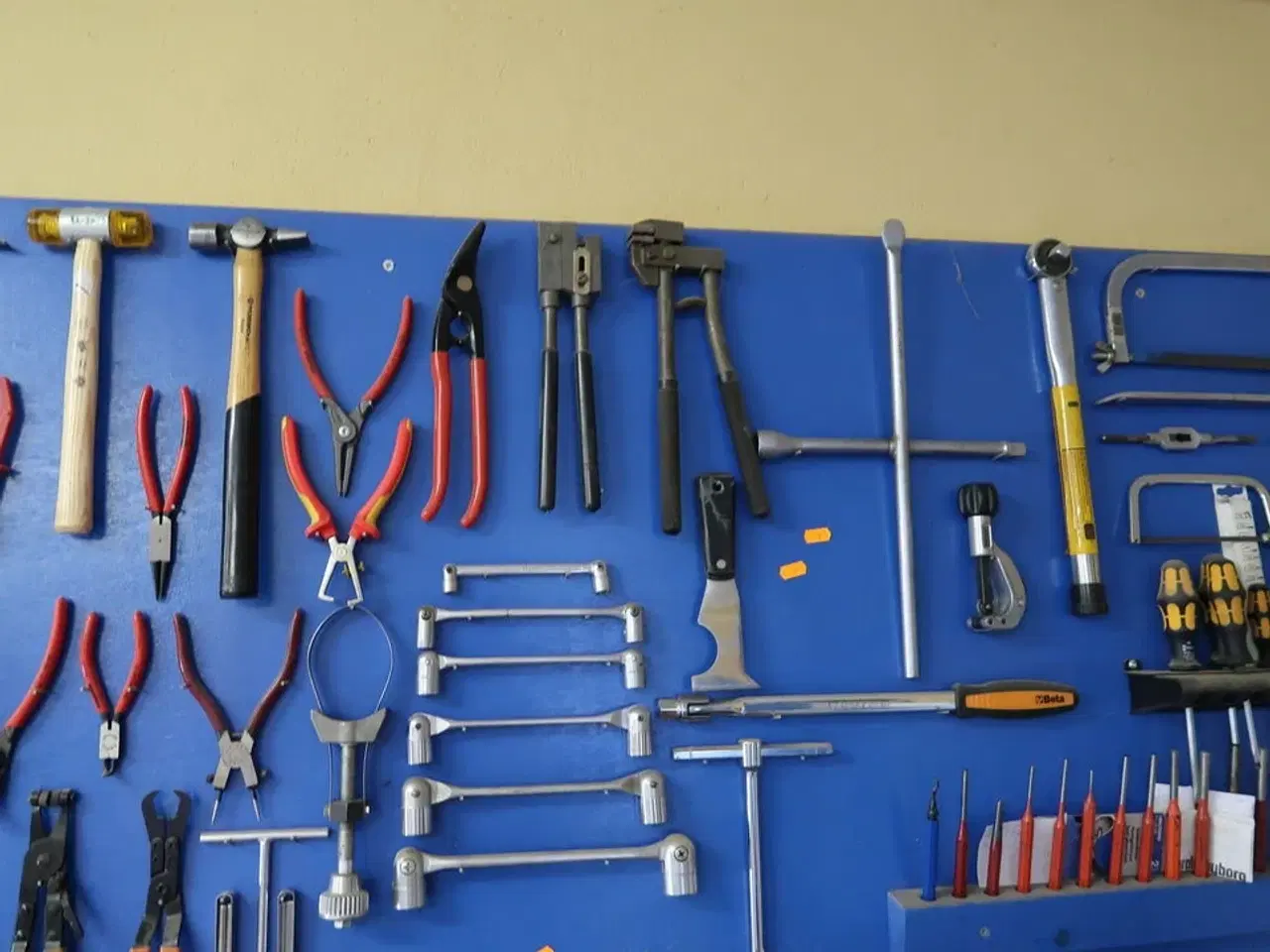 Billede 4 - Arbejdsbord med skruestik samt værktøjstavle med div. Værktøj