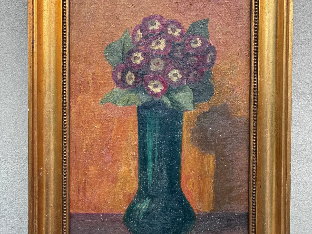 Billede 1 - Maleri med blomster i vase i guldramme signeret
