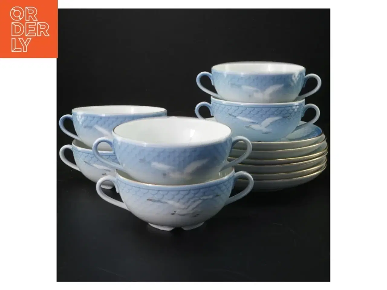 Billede 1 - Blå og hvide suppekopper med undertallerkener, mågestellet (str. 6 kopper. ø. 12 cm. 6 undertallerkener. ø. 18 cm) fra B&G
